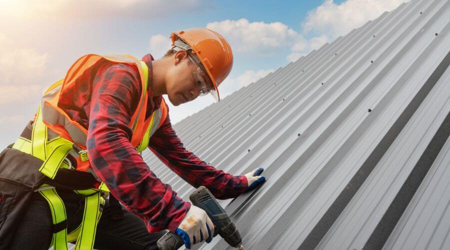 Professional gutter cleaning in Naalehu, HI